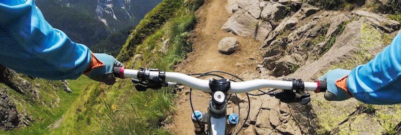 POV di mountain bike su un sentiero roccioso, con esperienza visiva migliorata grazie alla tecnologia KOLOR UP™.